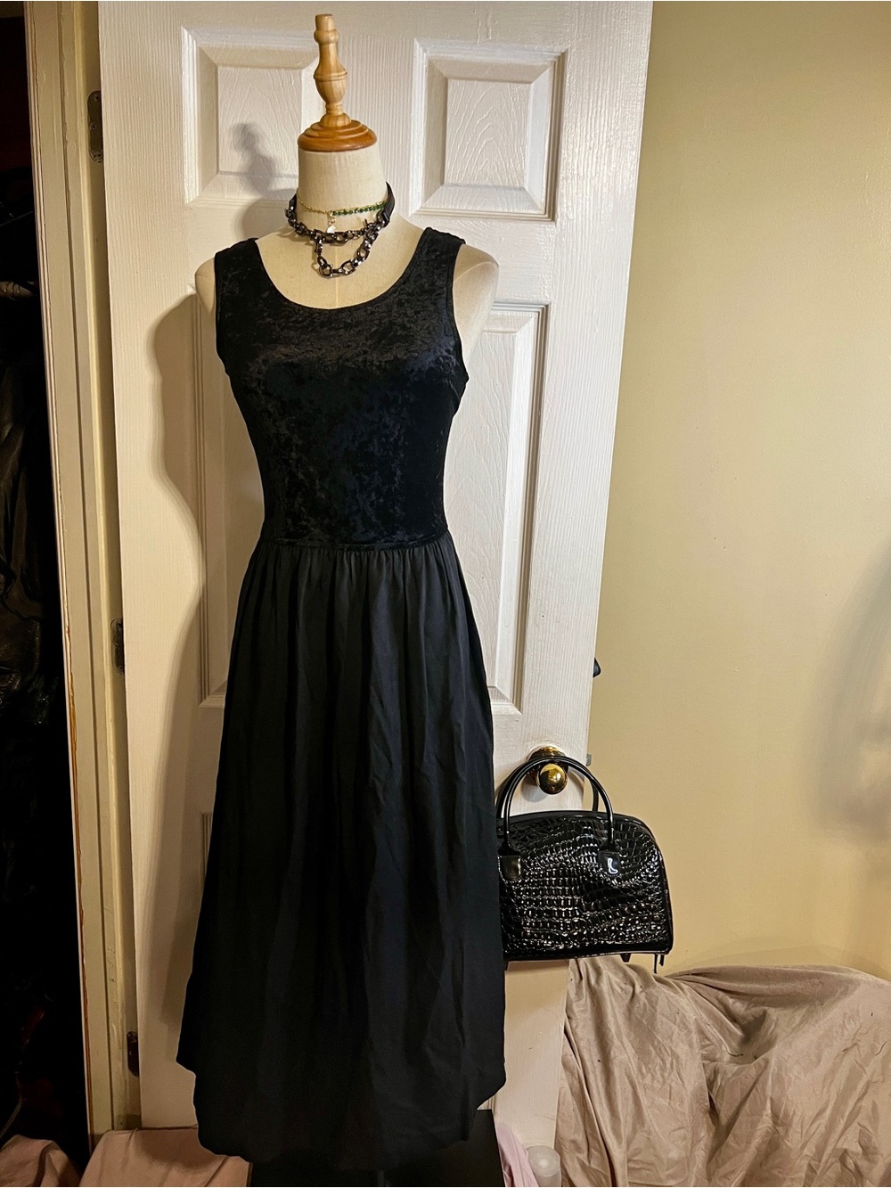 Dana Scott Vtg 90s Black Velvet Pleated Retro Whimsigoth Grunge Midi Dress 9/10